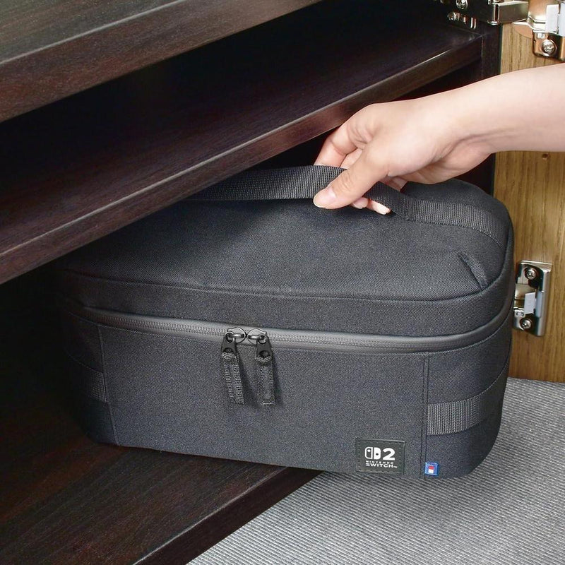 Bolsa de viaje HORI negra, equipada para transportar Nintendo Switch 2 y accesorios, con diseño elegante y robusto