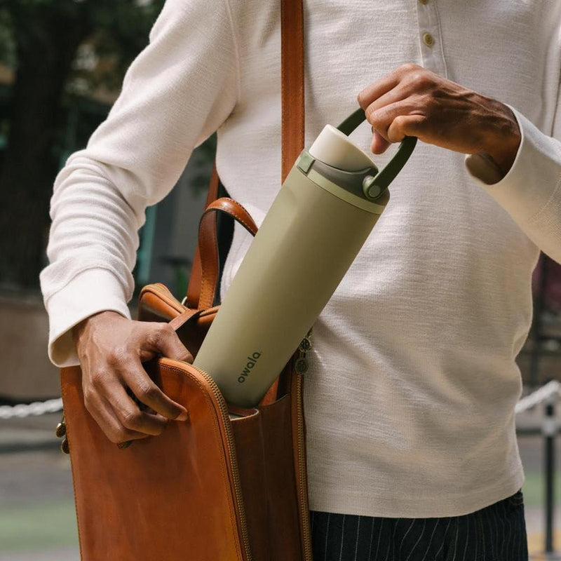 Botella Owala FreeSip de acero inoxidable con boquilla 2 en 1, pajilla integrada y asa de transporte para deportes