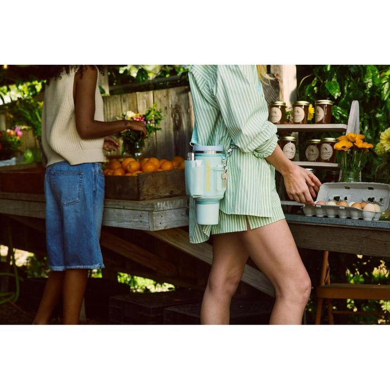Stanley All Day Quencher Carry All, bolsa cruzada para vaso con correa ajustable, bolsillo para teléfono y funda para tarjeta, sin BPA