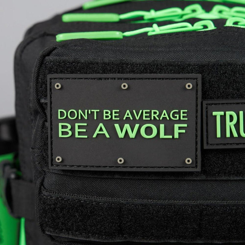 WOLFpak Mochila 25L negro verde neón, resistente al agua, personalizada con parches, ideal para viajes y uso diario