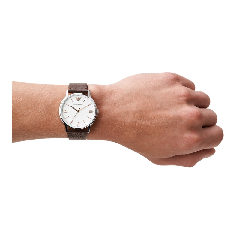 Emporio Armani Reloj de cuero para hombre con tres manecillas, esfera blanca y correa marrón de cuero