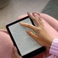 Amazon Kindle Paperwhite Signature Edition 32GB (newest model) – 20% faster with auto-adjusting front light, wireless charging, and weeks of battery life – Metallic Black