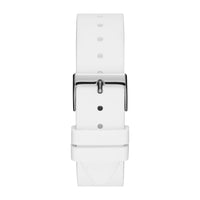 Reloj GUESS con cristal multicolor, carcasa plateada y silicona blanca resistente a manchas, perfecto para mujeres elegantes