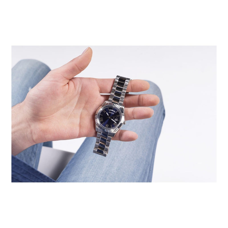 Reloj analógico GUESS con elegante diseño azul y plateado, pulsera de acero inoxidable y cierre de hebilla
