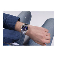 Reloj analógico GUESS con elegante diseño azul y plateado, pulsera de acero inoxidable y cierre de hebilla