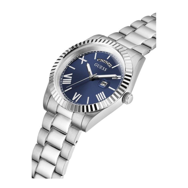 Reloj analógico GUESS con elegante diseño azul y plateado, pulsera de acero inoxidable y cierre de hebilla