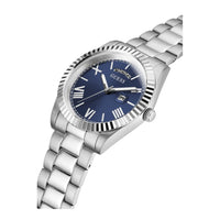 Reloj analógico GUESS con elegante diseño azul y plateado, pulsera de acero inoxidable y cierre de hebilla