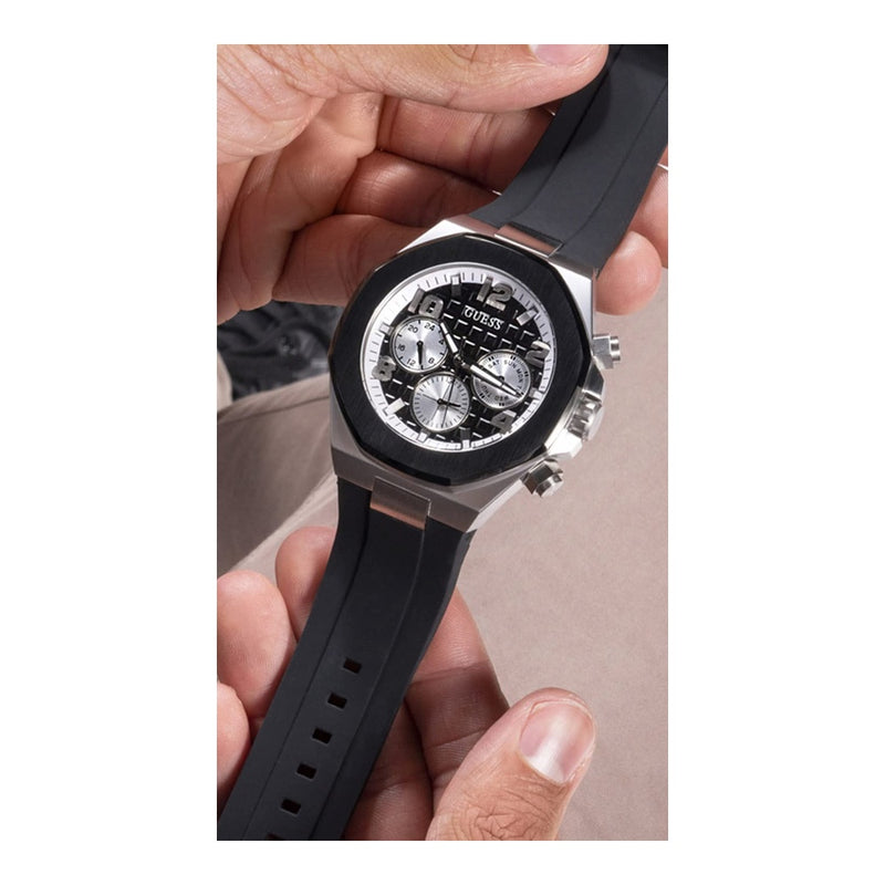 GUESS Reloj de pulsera para hombre, caja de acero inoxidable resistente al agua, banda de silicona, movimiento de cuarzo exacto