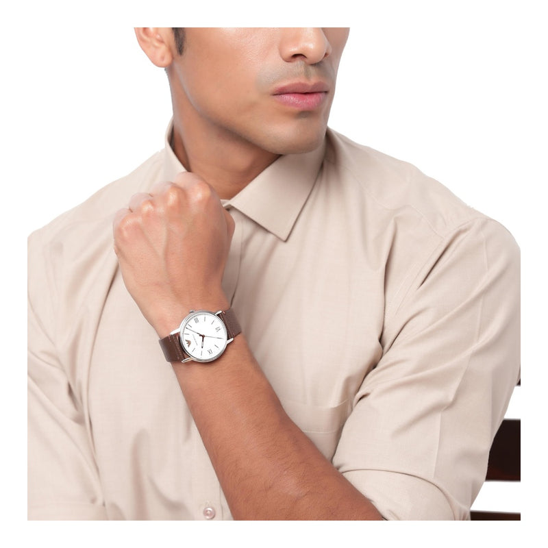 Emporio Armani Reloj de cuero para hombre con tres manecillas, esfera blanca y correa marrón de cuero