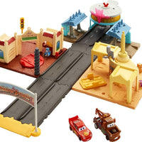 Mattel Disney and Pixar Cars On The Road Playset with 2 Toy Vehicles & Light-Up Countdown, Includes Lightning McQueen &