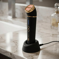 GLO24K UNLEASH THE POWER OF GOLD GLO24K - Dispositivo de belleza de luz roja para cara y cuello, masajeador facial y cuello 3 en 1 con triple LED y tecnología de vibración avanzada