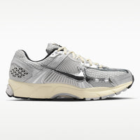 Nike Zoom Vomero 5 Gris Niebla - Vista trasera