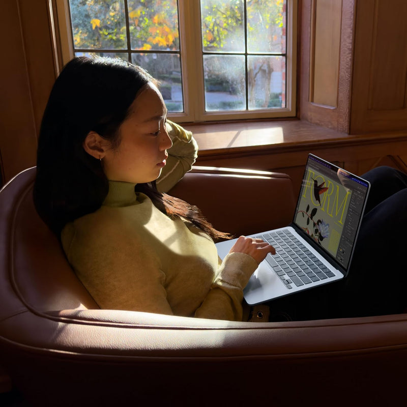 Persona usando MacBook Air lifestyle