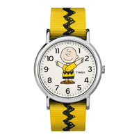 Timex x Peanuts Reloj Unisex Weekender con correa ajustable de nailon, esfera de Charlie Brown y luz nocturna Indiglo