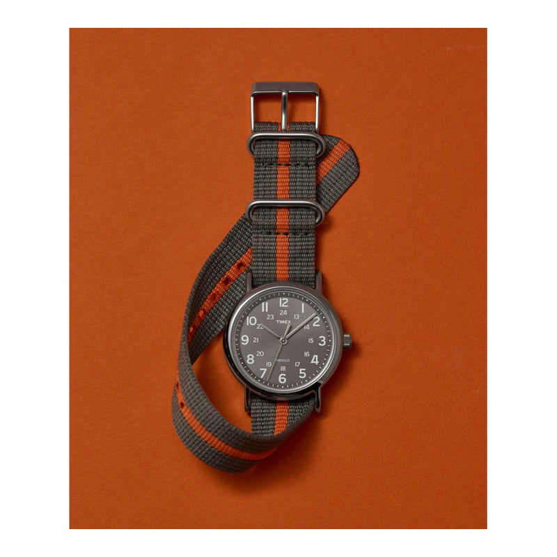 Reloj Timex Weekender Unisex con luz INDIGLO, correa de nailon ajustable, esfera gris y resistencia al agua