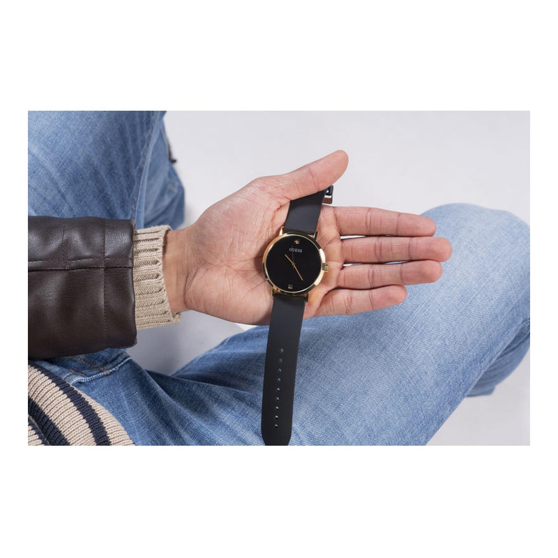 Reloj GUESS con esfera de diamante genuino, caja de acero inoxidable dorado y correa de silicona negra resistente