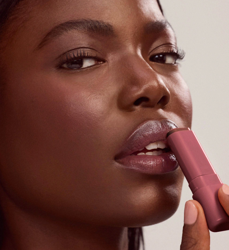 RARE BEAUTY - Bálsamo Labial Lip Butter Balm. DEEP COOL BERRY