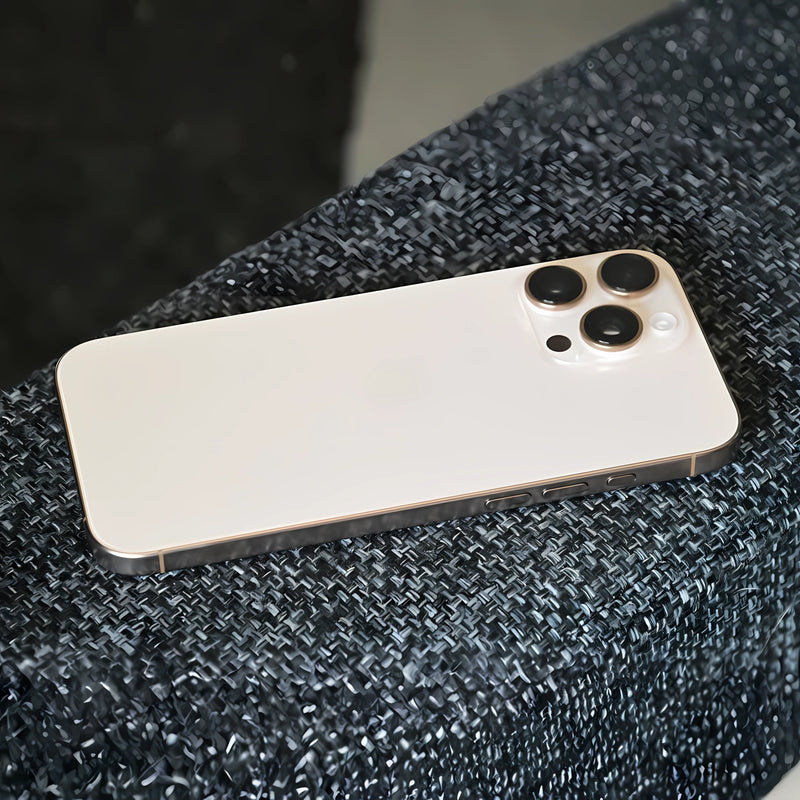 iPhone 16 Pro Desert Titanium - Ángulo con cámaras