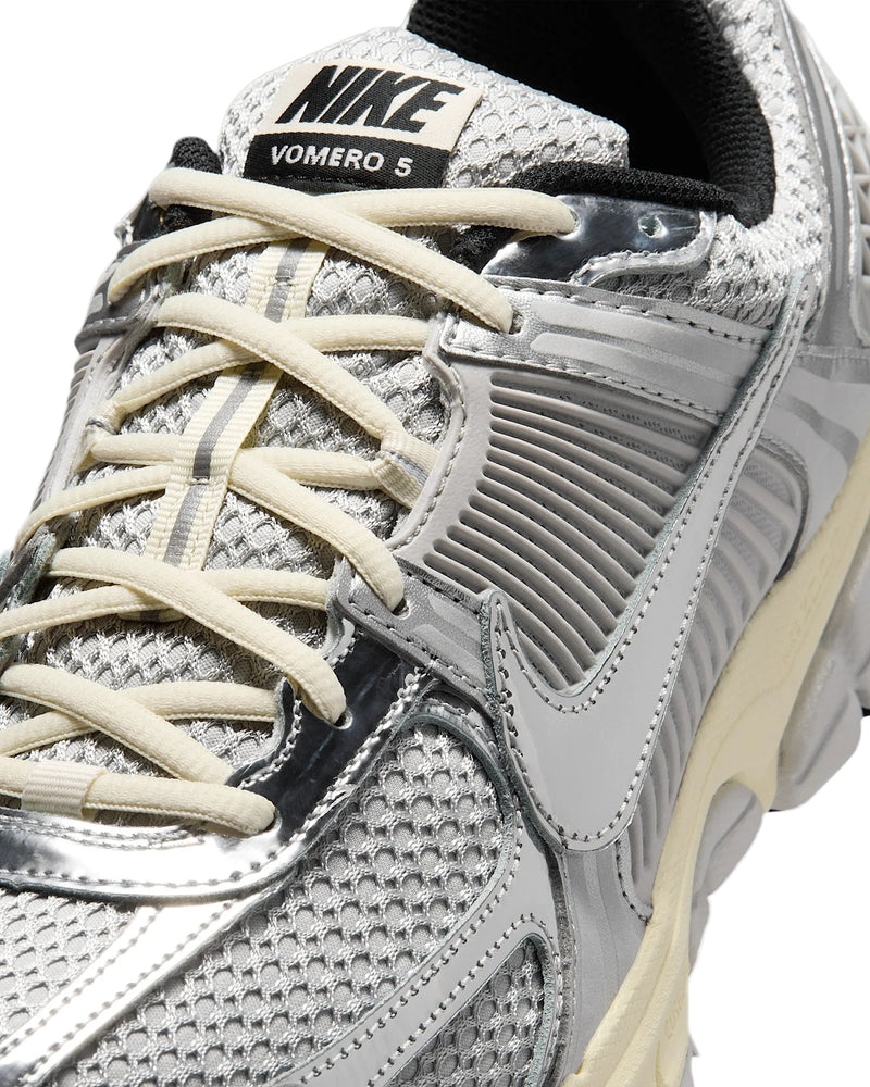 Nike Zoom Vomero 5 Gris Niebla - Vista en ángulo