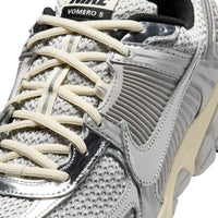 Nike Zoom Vomero 5 Gris Niebla - Vista en ángulo