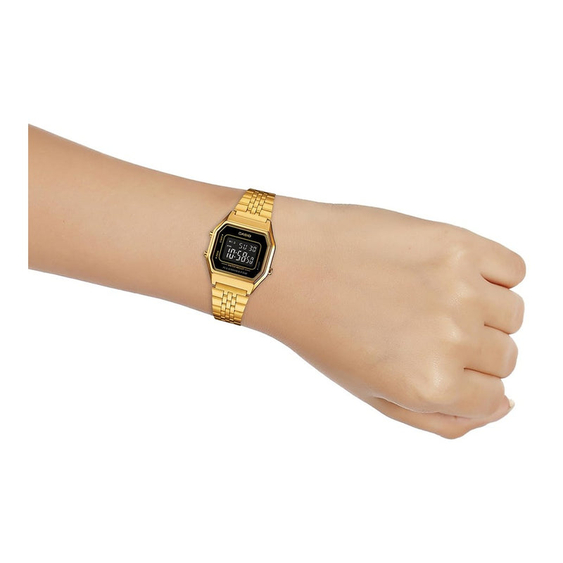 Reloj Casio para mujer modelo LA680WGA-1B, diseño dorado en metal con mecanismo de cuarzo, funciones de alarma y calendario
