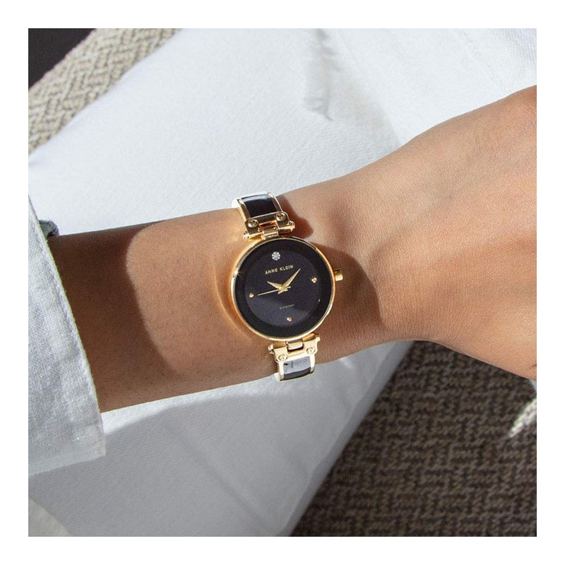 Reloj de pulsera Anne Klein con esfera de diamantes genuinos y diseño elegante en negro y dorado