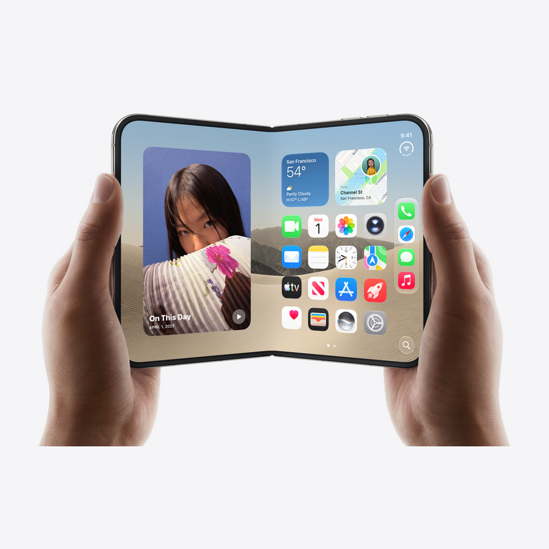 iPhone Duo Night Sky (7.6" plegable) — sostenido abierto en las manos
