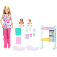Barbie Careers Baby Doctor con muñeca rubia, 2 bebés, mesa de examen y accesorios para juego de roles médico