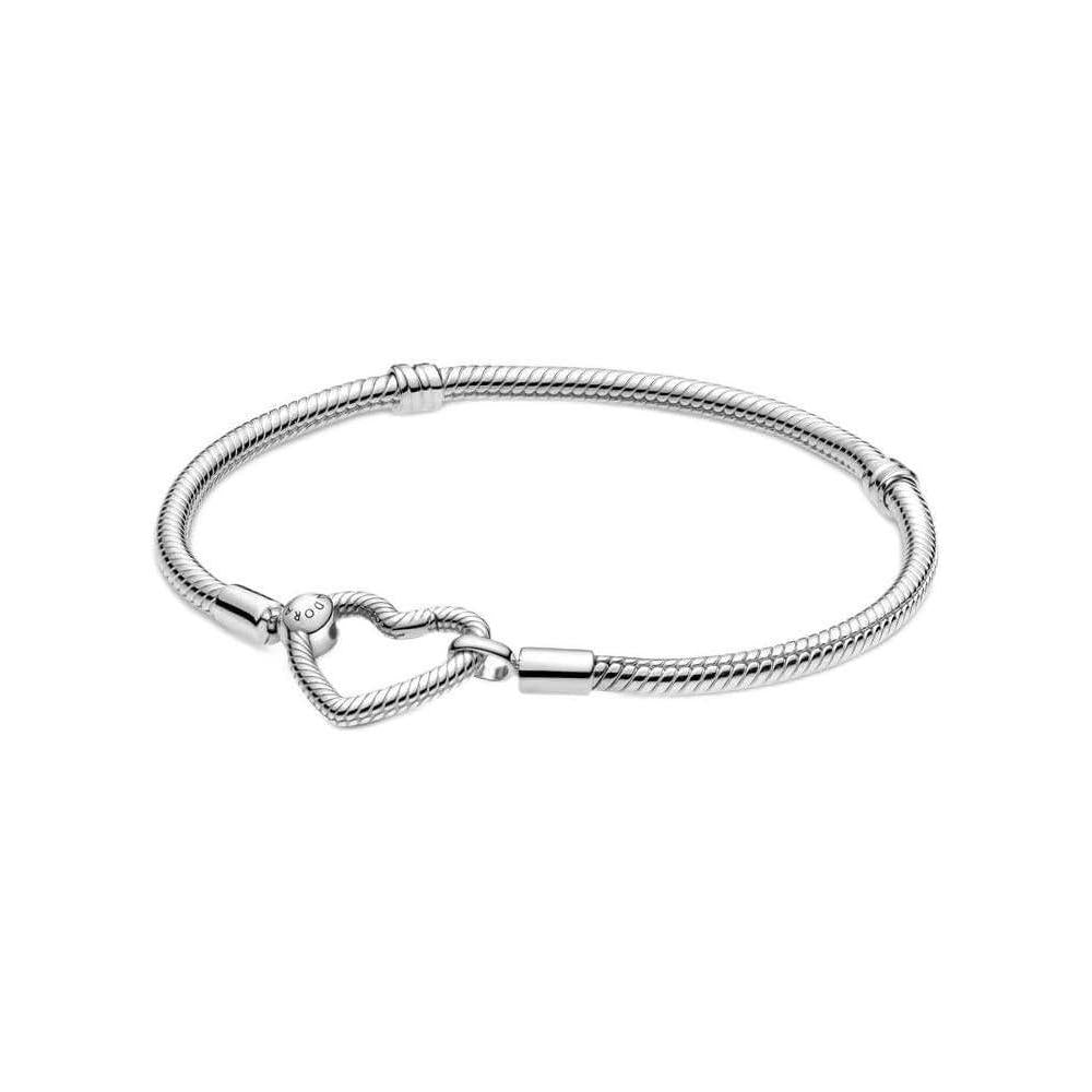 Pulsera Pandora Moments de cadena serpiente con cierre corazón en plata de ley. Compatible con dijes. Incluye caja de regalo