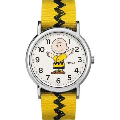 Timex x Peanuts Reloj Unisex Weekender con correa ajustable de nailon, esfera de Charlie Brown y luz nocturna Indiglo