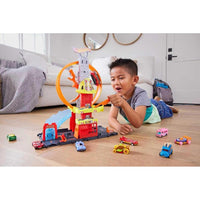 Hot Wheels City con auto de juguete, elevador manual, rampa temática y conexión a otros sets, Estación de Bomberos con super loop