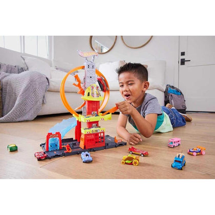 Hot Wheels City con auto de juguete, elevador manual, rampa temática y conexión a otros sets, Estación de Bomberos con super loop