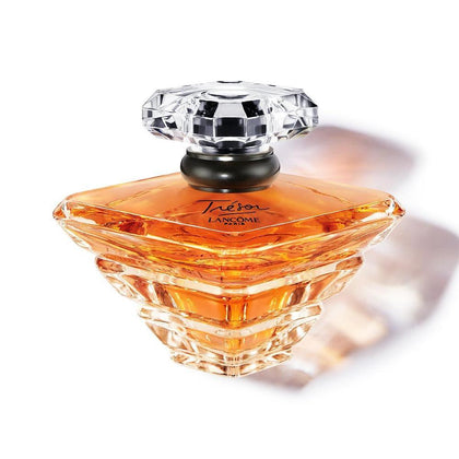 Lancôme Trésor Eau de Parfum con notas de rosa, lila, melocotón y flor de albaricoque, perfume elegante y romántico