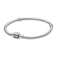 PANDORA pulsera Moments con cadena de serpiente y cierre de barril en metal de plata de ley, diseño elegante