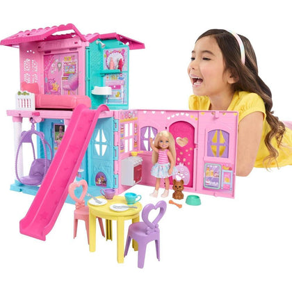 Barbie Chelsea Toy Dollhouse con 15+ accesorios, casa pop-up con 5 áreas de juego y tobogán, incluye muñeca y perro mascota