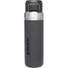 Stanley Quick Flip GO Botella de agua de acero inoxidable con tapa de botón a prueba de fugas, ideal para viajes y deportes, color carbón