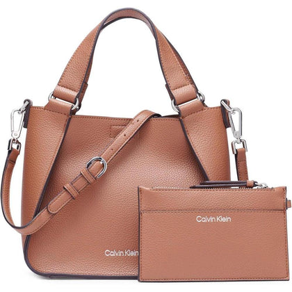 Bolsa Crossbody Calvin Klein Estelle Novelty de cuero vegano, elegante y funcional, correas ajustables y almacenamiento versátil