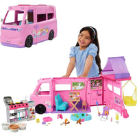 Barbie Dream Camper con carpa en el techo, silla columpio, estanque, parrilla con cambio de color y más de 60 accesorios