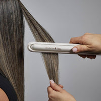 Plancha Remington Shine Therapy infundida con aceite de argán y queratina para un acabado profesional y sin encrespamientos