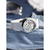 Reloj GUESS con cristal multicolor, carcasa plateada y silicona blanca resistente a manchas, perfecto para mujeres elegantes