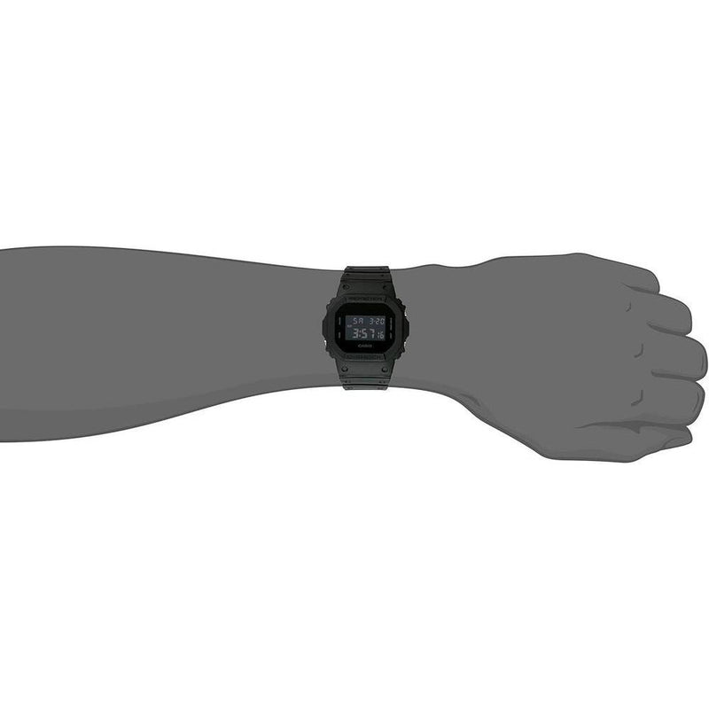 Reloj digital Casio G Shock DW-5600BB-1CR, movimiento de cuarzo, resistente al agua y golpes, ideal para deportes acuáticos