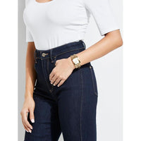 GUESS Reloj de pulsera multicadena para mujer en tono plateado con dial dorado y segundero, resistente a arañazos