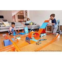 Hot Wheels Race Crate con 3 acrobacias, almacenamiento portátil para edades de 6 a 10