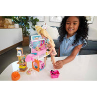 Muñeca Barbie rubia y conjunto boutique de mascotas con 4 mascotas, función de cambio de color y accesorios