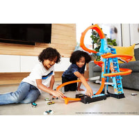 Hot Wheels Sky Crash Tower Track Set con Booster Motorizado y Vehículo para Carreras de Múltiples Coches