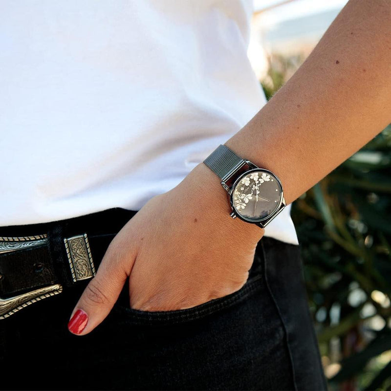 Reloj de pulsera para mujer Nine West con diseño floral, manecillas doradas, pulsera plateada, cristal resistente