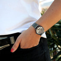 Reloj de pulsera para mujer Nine West con diseño floral, manecillas doradas, pulsera plateada, cristal resistente