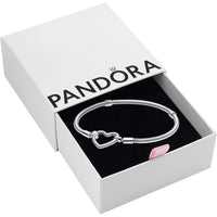 Pulsera Pandora Moments de cadena serpiente con cierre corazón en plata de ley. Compatible con dijes. Incluye caja de regalo