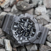 Reloj Casio G-Shock 700UC para hombre, resistente al agua y golpes, con correa y caja de resina, y movimiento de cuarzo