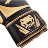 Guantes de boxeo Venum Challenger 2.0 en color negro y dorado, diseño atractivo y seguro para entrenamiento